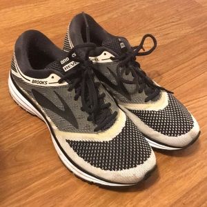 Brooks Revel size 10 black and white